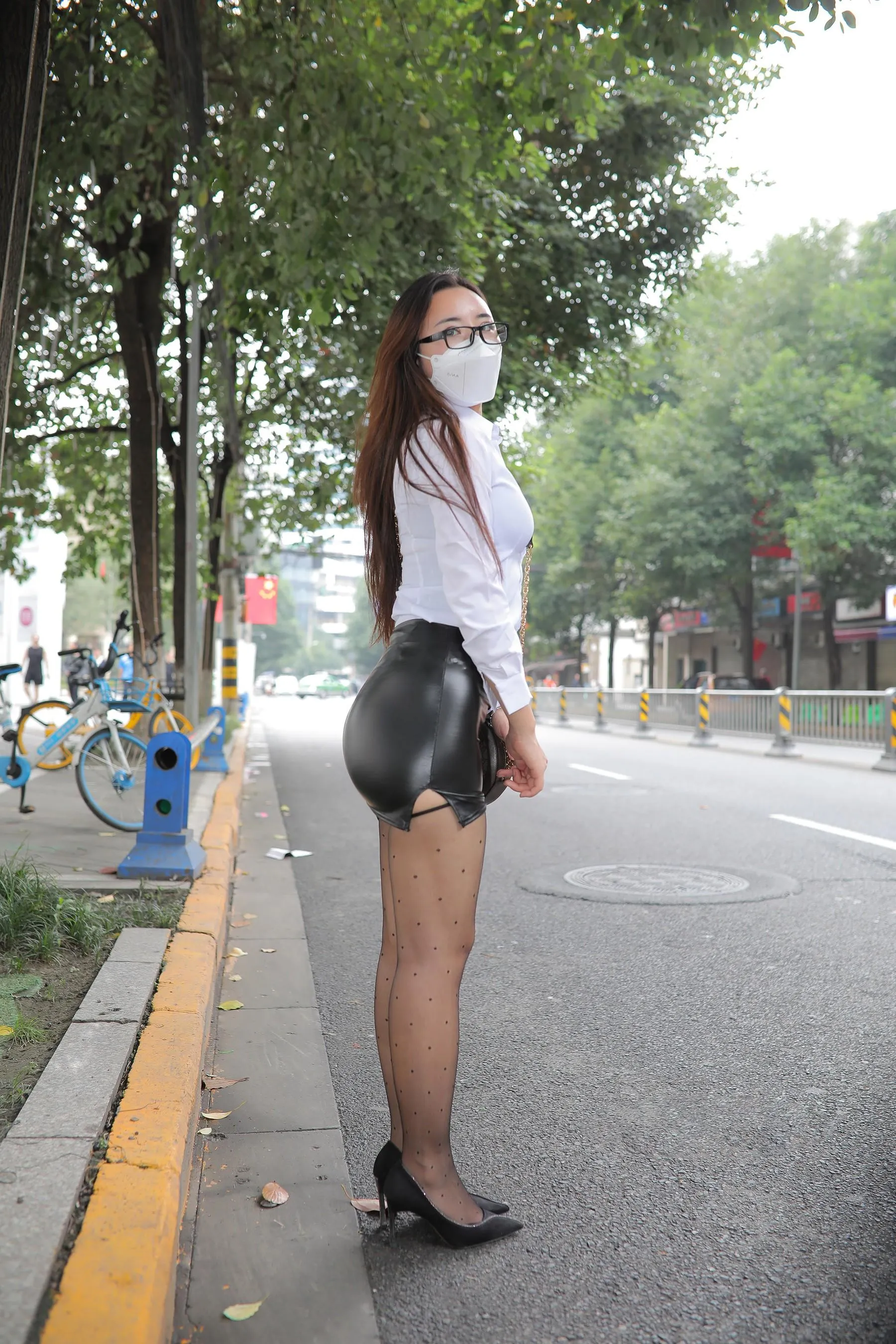 魔镜街拍 NO.181 牛男街拍 去休假的黑丝皮裙美女 [763P]插图3